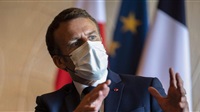Emmanuel Macron reprend